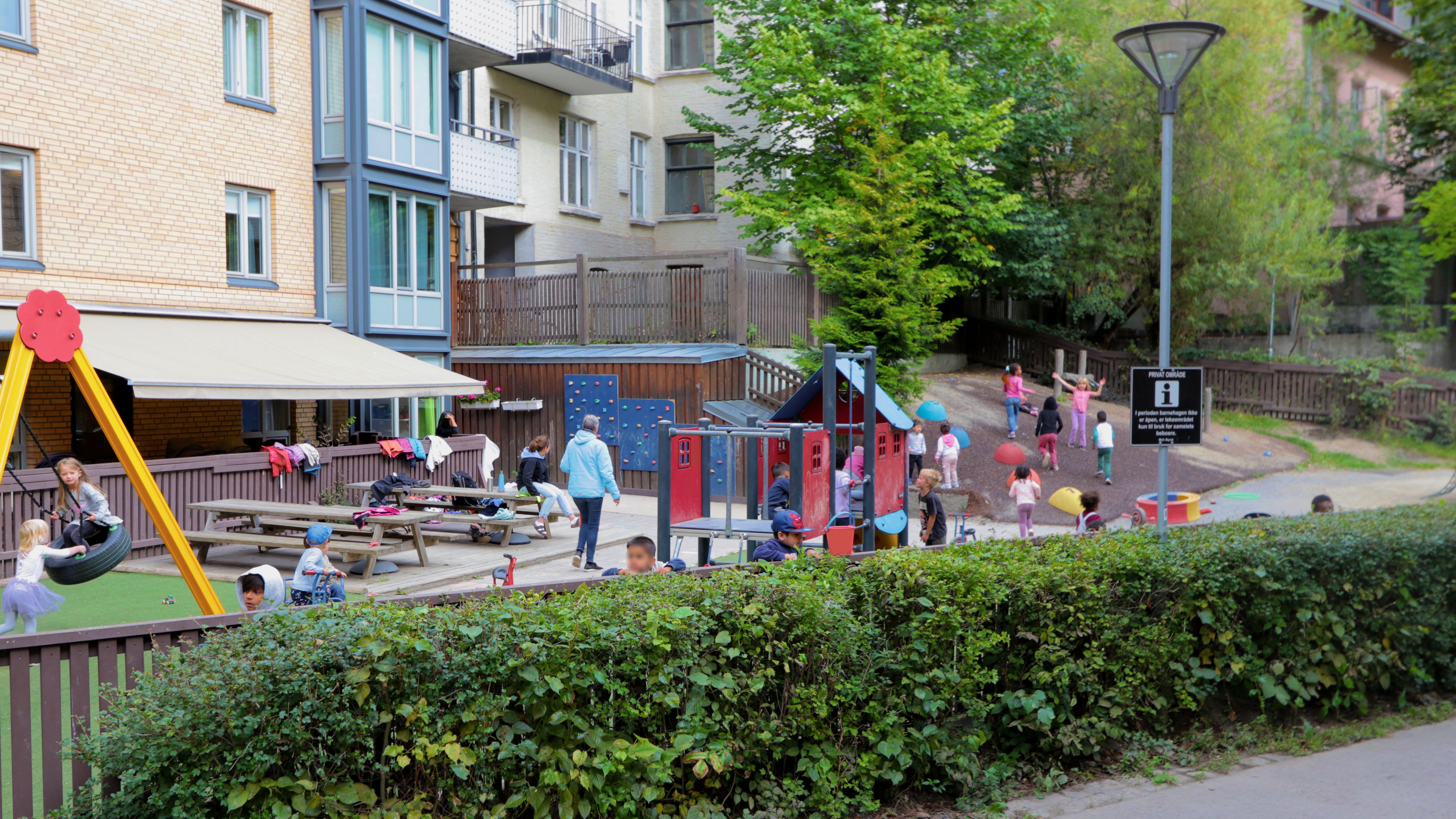 Uteområdet i Lille Bislett med barn og voksne som leker