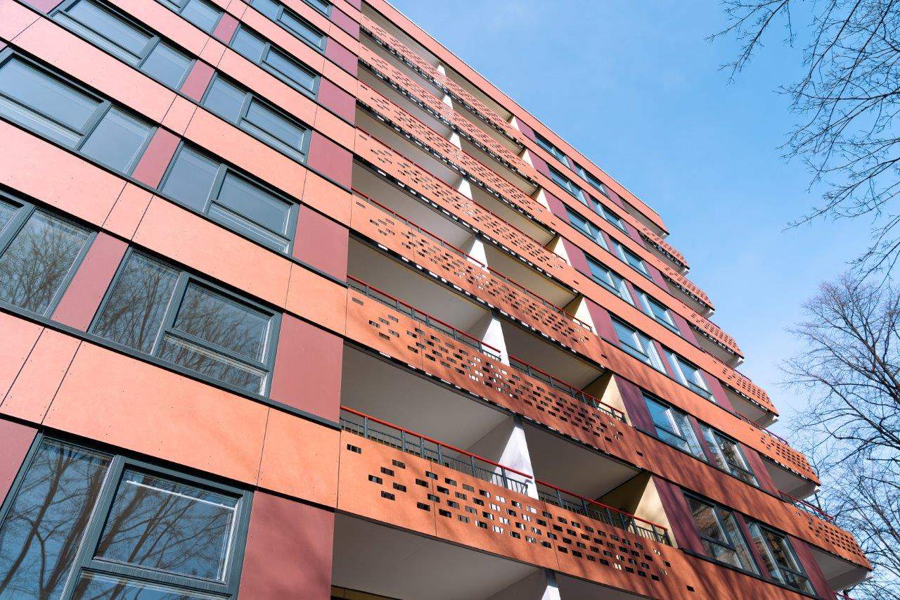 Foto av Enerhaugen Studenthus fasade med balkonger.