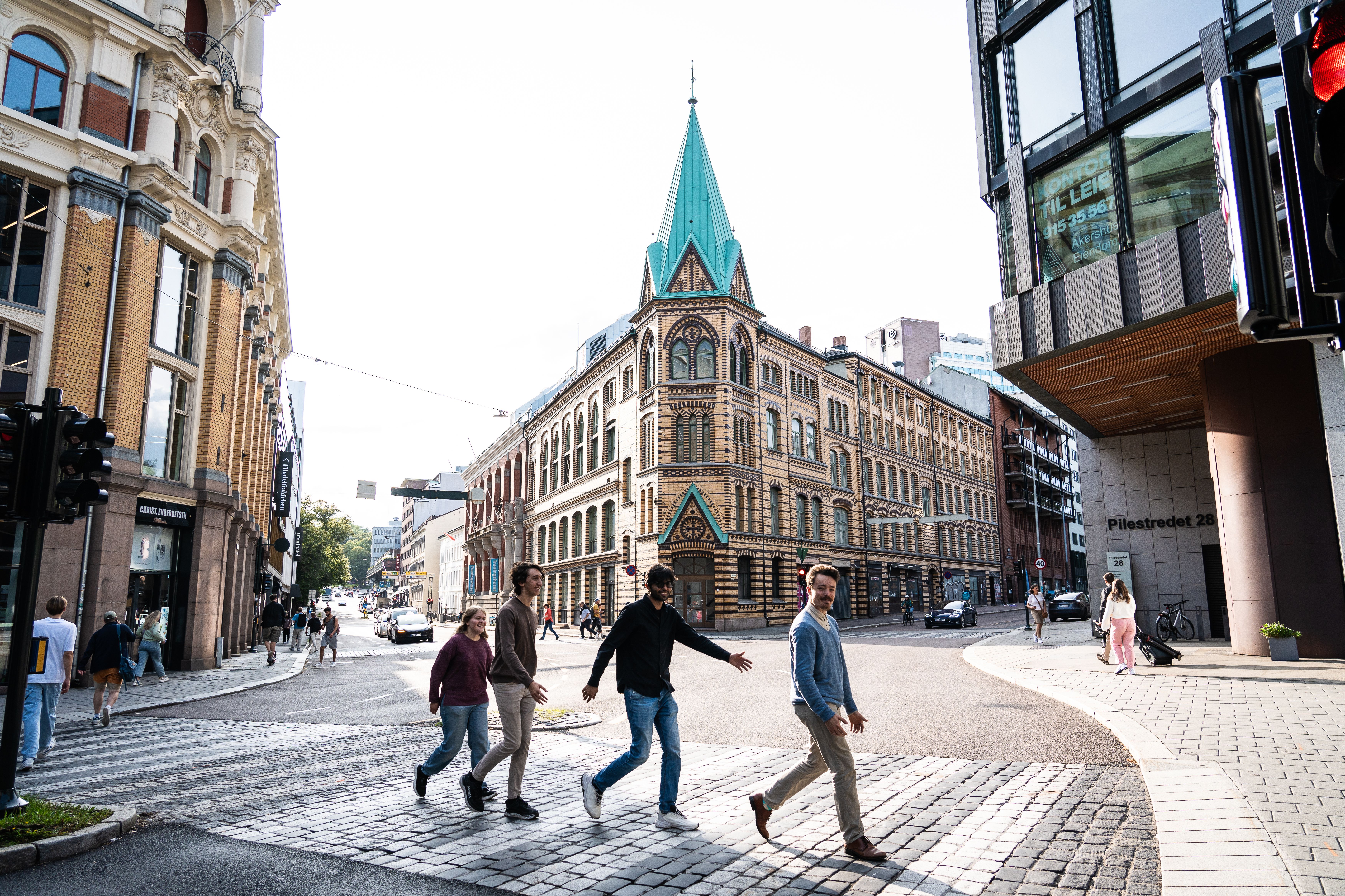 Bilde av glade ungdom i Oslos gater. Styret til den frivillige studentforeningen, Studentrum, utenfor det kommende studenthuset i St. Olavs gate 23.
