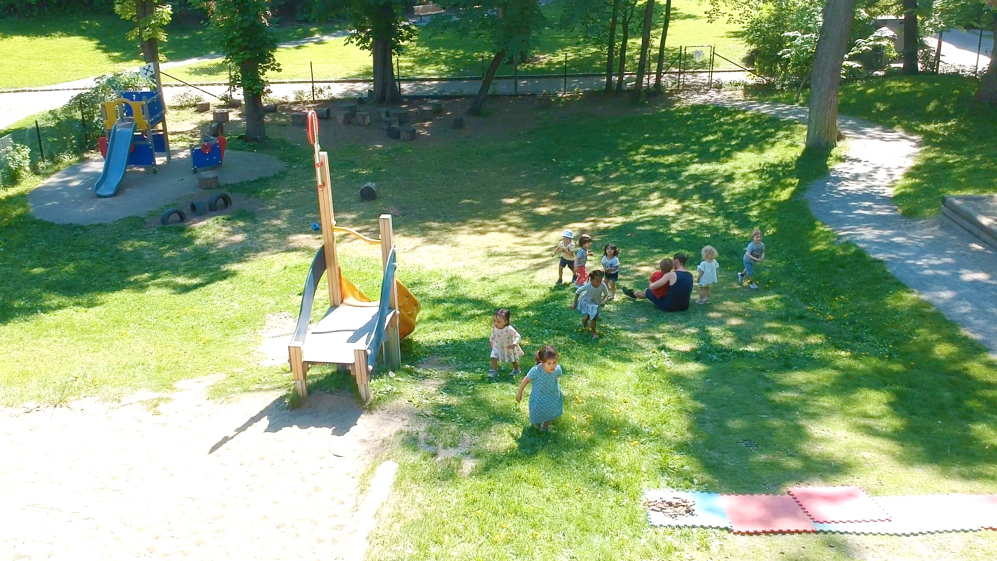 Barn som leker på uteområdet på Studentenes Småbarnsstue