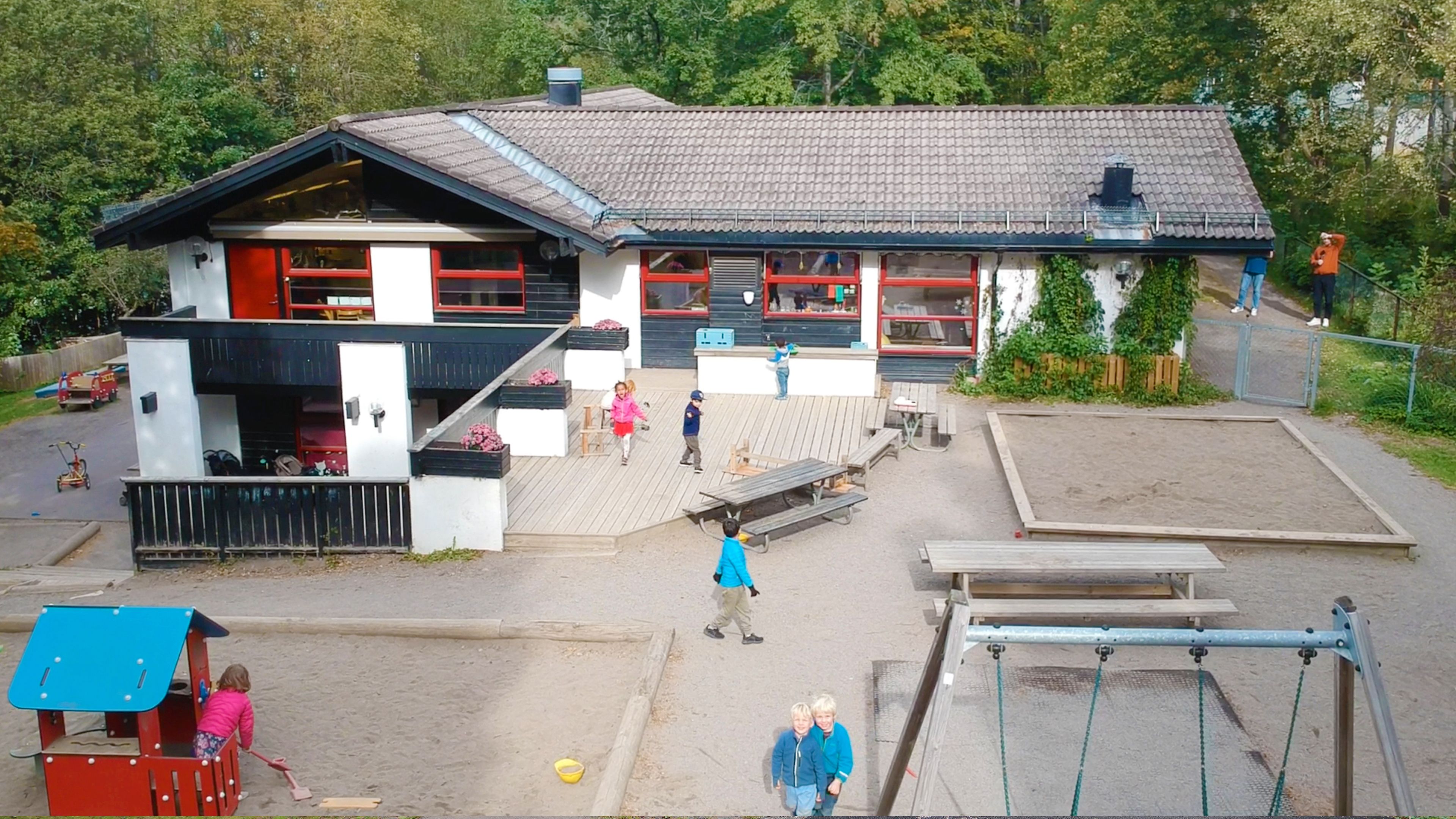 Mange barn som leker på uteområdet til Frydenhaug barnehage