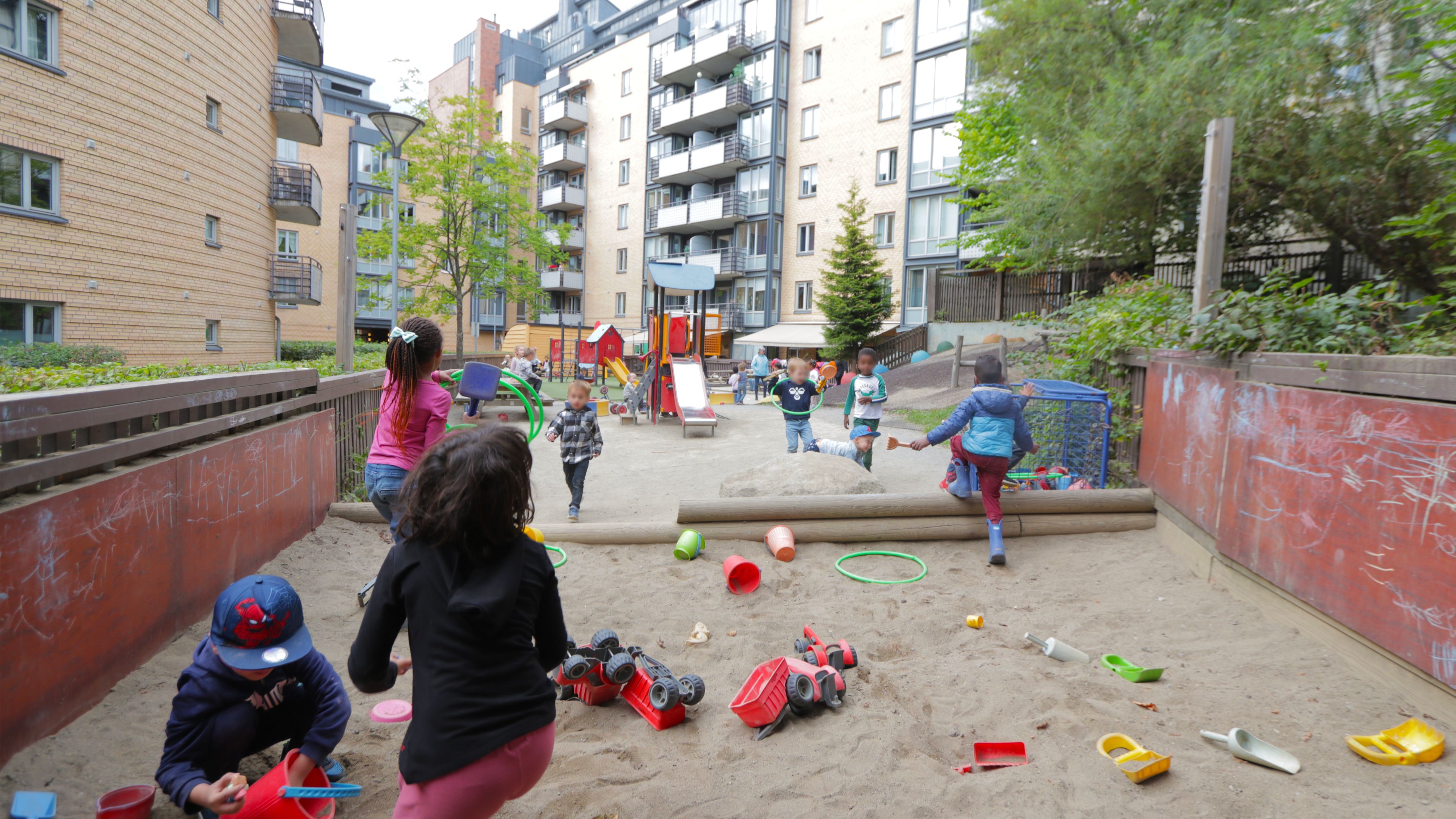 Barn som leker i sandkasse på Lille Bislett SiO Barnehage