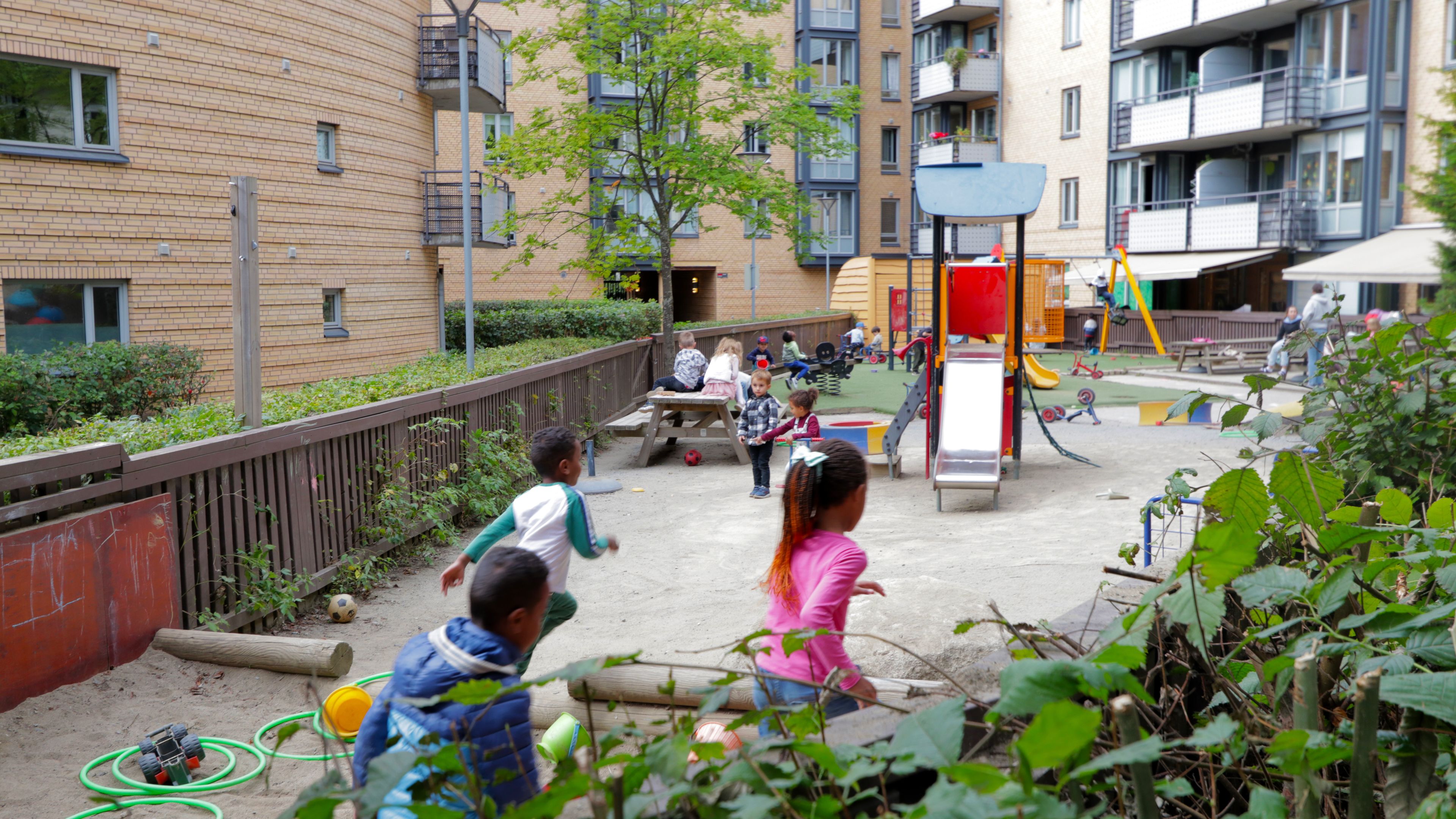 Barn som leker på uteområdet på LilleBislett SiO Barnehage